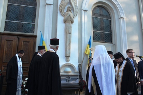 глава УГКЦ у Дрогобичі освятив пам’ятник Героям Небесної сотні та Захисникам незалежності України